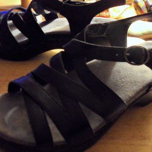 DANSKO STEVIE US 7.5-8 Black Leather Strap Sandals